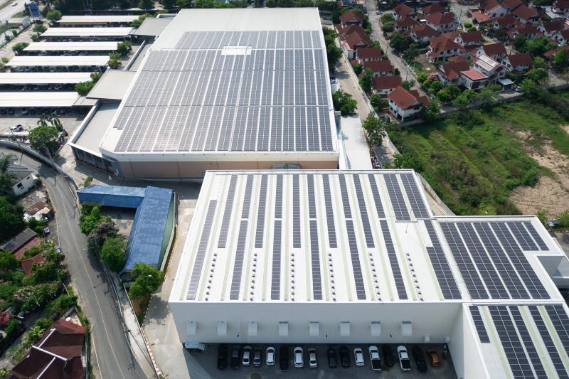 Logistikhallen von oben mit Drohne fotografiert mit PV-Anlagen auf den Dächern